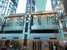 Velkokapacitní výtah na letišti v Dubaji